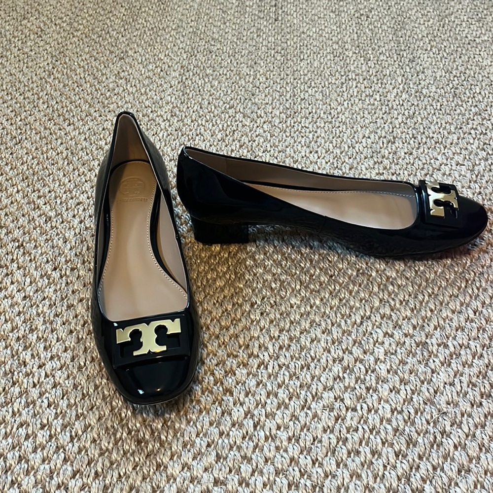 NEW Tory Burch GiGi heel in black patent and gold design. come w/ dust bag
